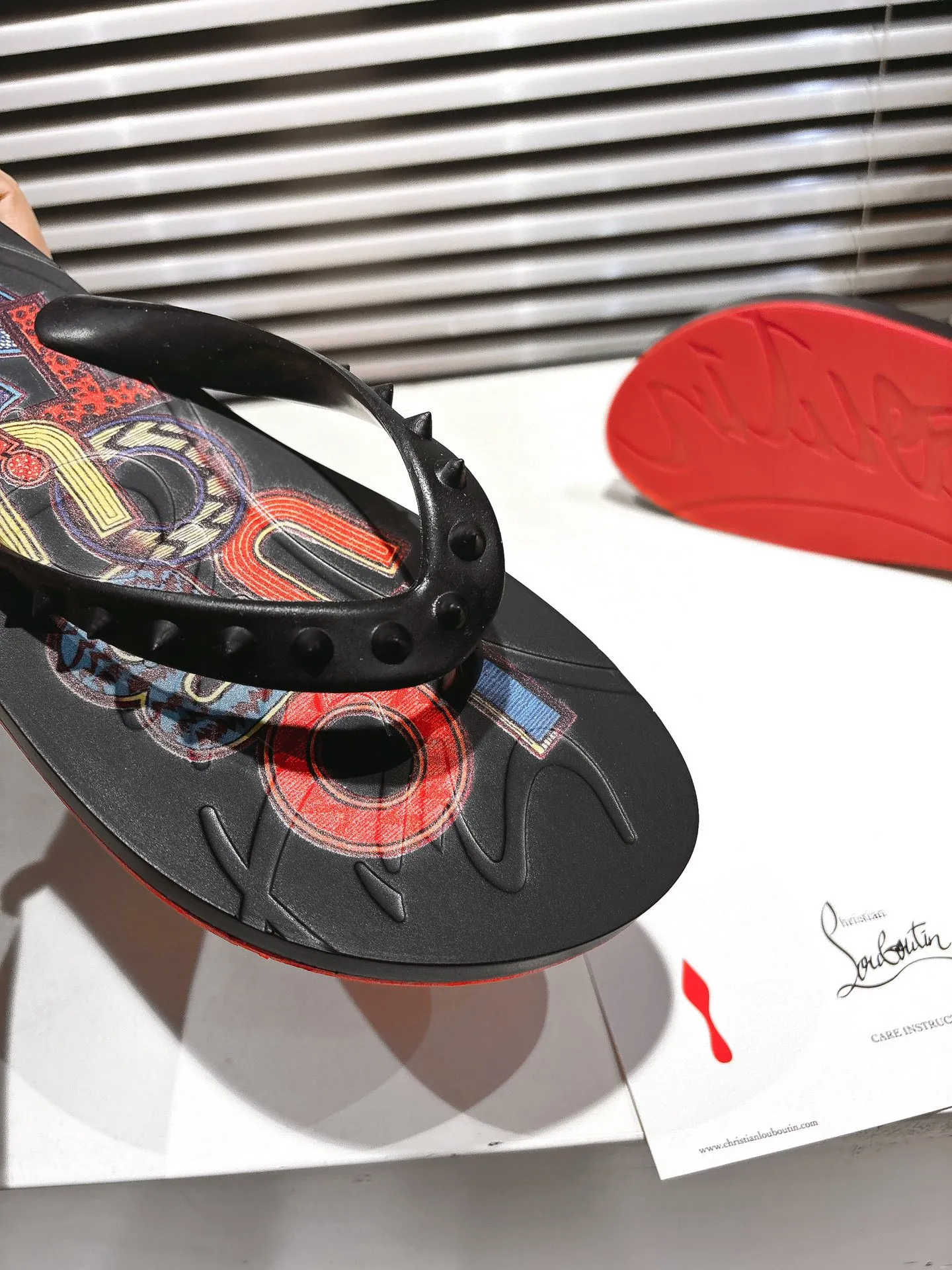 👟👟Ex-factory price 300👟👟 ╔Flip-flops black print╗ (yellow box packaging) ·Top version customization·2025𝐬𝐬 𝑪𝒉𝒓𝒊𝒔𝒕𝒊𝒂𝒏 𝑳𝒐𝒖𝒃𝒐𝒖𝒕𝒊𝒏 ▪️No matter the last shape, fabric, diamonds, nails, lining, outsole, they are as close as possible to ZP... ▪️The original sole is specially provided by the original factory ▪️The lining is imported water-dyed cowhide ▪️Private customization time is about 3-7 days —————— Size: Men's 37M-46M